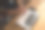 女孩坐在家里，手上拿着一杯水，看着笔记本电脑的屏幕。家庭工作空间-在家工作的概念和生活方式图片下载