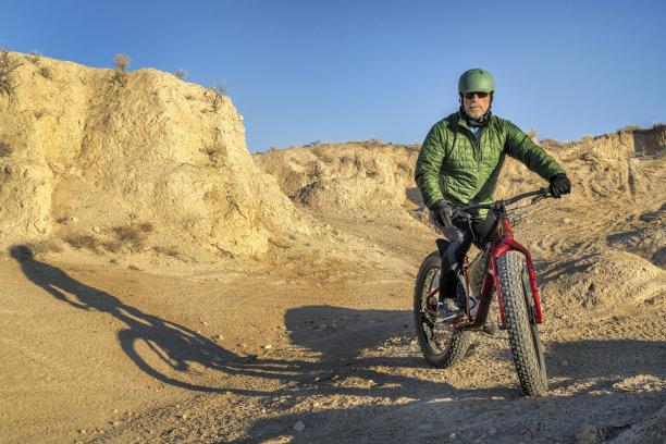 在荒地上骑胖自行车图片下载
