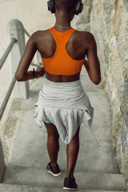 健身女跑下台阶图片下载