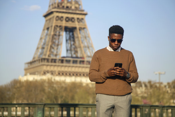 一个非洲人在用手机应用图片下载