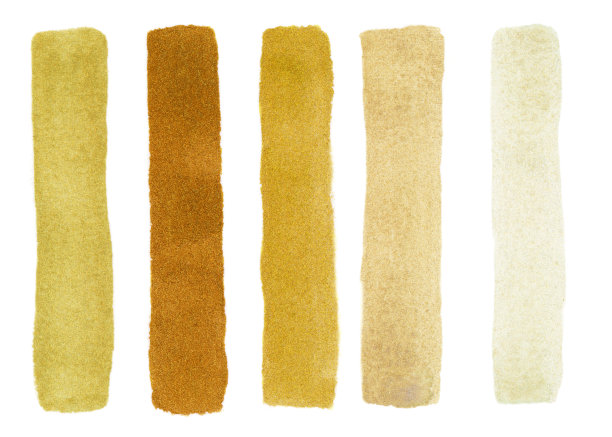 白色背景下的金色笔触。金色抽象画笔痕迹。手工设计元素使用。油漆垃圾条纹设置为背景和油漆纹理图片下载