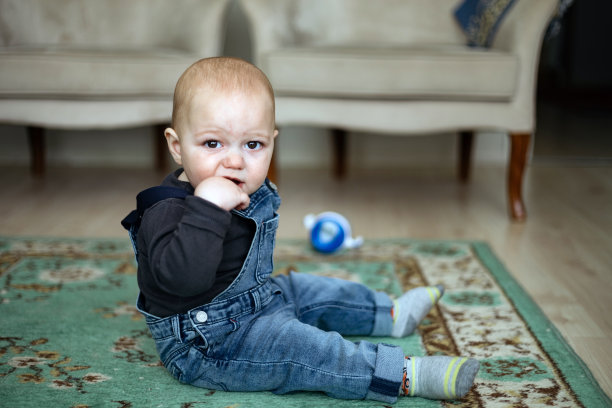 可爱的小男孩图片下载