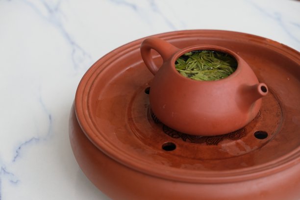 靠近白色大理石桌上的一壶茶。图片下载