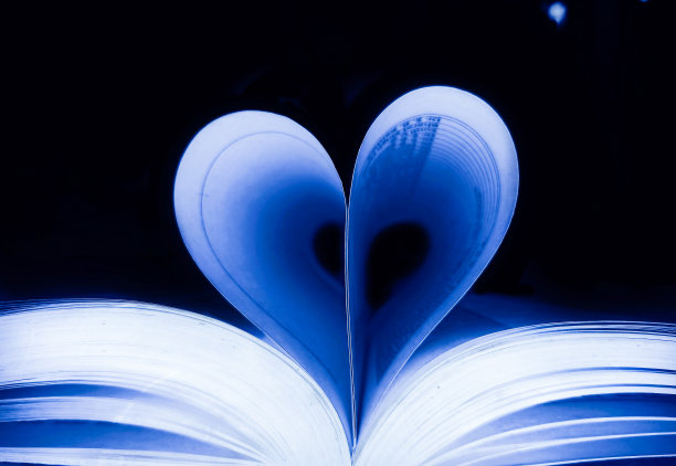 艺术和创意是用蓝色和黑色背景的书页来完成的。图片下载