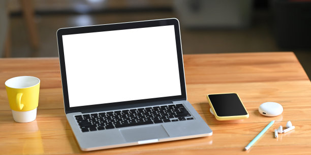原型笔记本电脑在工作桌上与空屏幕。图片下载