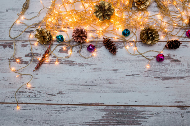 圣诞组成。礼物，冷杉树枝，白色背景上的红色装饰品。冬天，新年的概念。库存图片图片下载