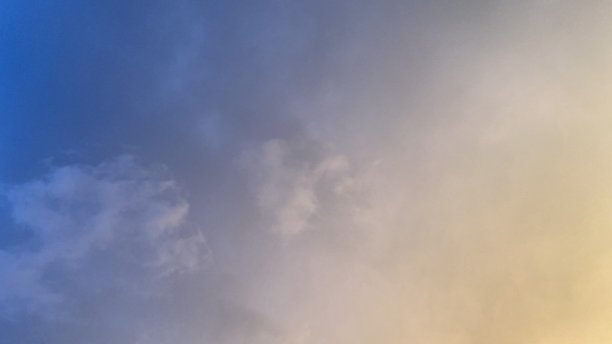 阴天的低角度视图图片下载