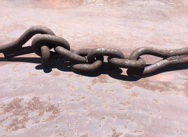 生锈的旧阁楼屋顶上的铁链图片下载