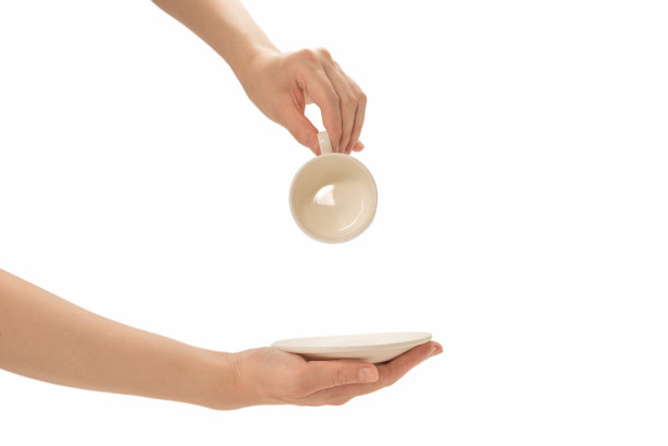 空咖啡杯在女人手里孤立在白色。图片下载