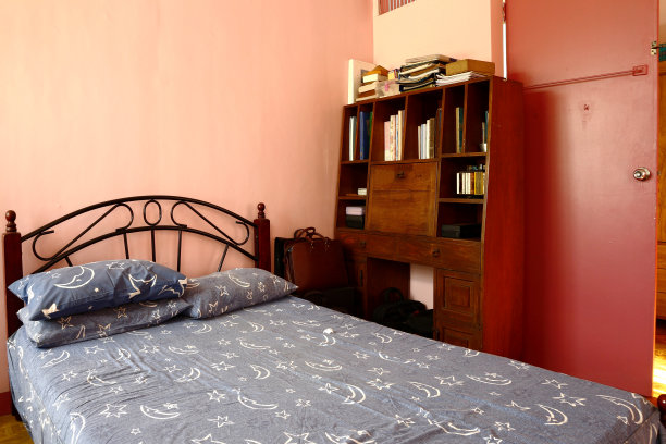 有框架的床，空白的彩色墙壁和书桌图片下载