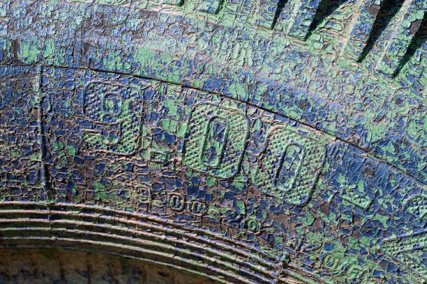 这是一个旧轮胎的纹理，有破裂的蓝绿色油漆图片下载