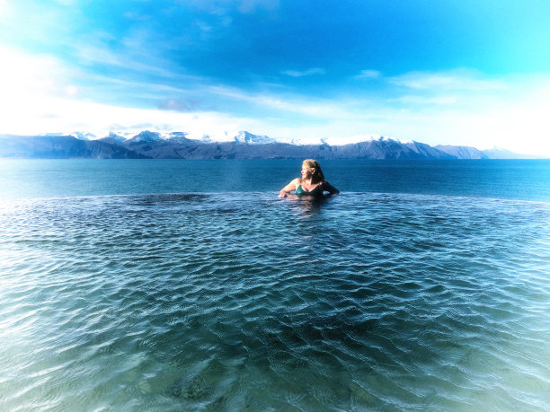 活跃的老年人在冰岛温泉，雪山图片下载