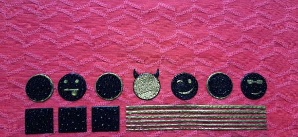 Emoji图标集。包括图标为快乐，情绪，脸，感觉，表情符号和更多，一套表情符号。一套表情，粉色背景，图片下载