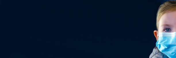 冠状病毒概念，戴面具的小女孩。防止病毒和其他呼吸道感染。图片下载