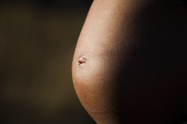 一个孕妇腹部的特写。图片下载