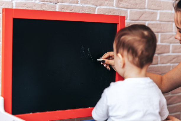 黑板前的孩子图片下载