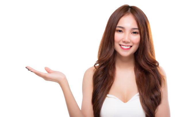 美容spa年轻的亚洲女人与美丽的皮肤肖像。美丽的女孩在摊开的手掌上为文字显示空白的拷贝空间，产品建议好产品。手势为广告白色背景图片下载