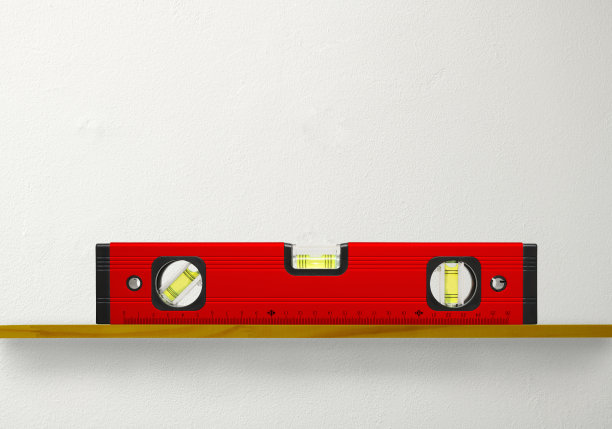 白色的墙壁上有一个木制的架子图片下载