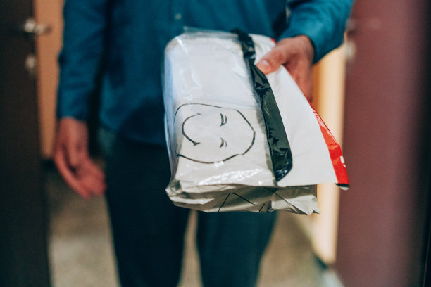 快递员持有快递包裹图片下载