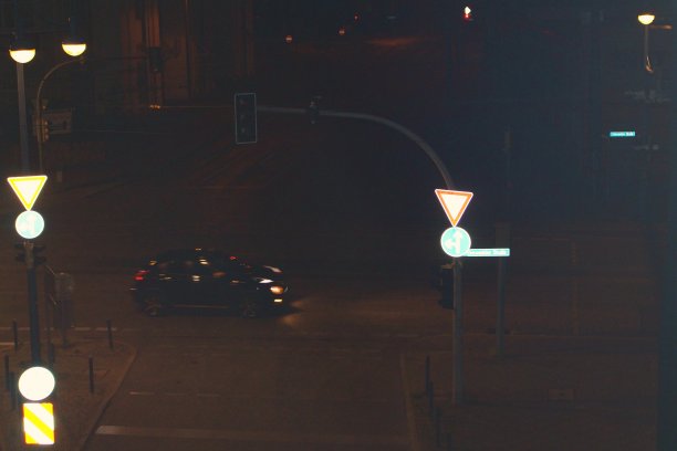 穿越在晚上图片下载