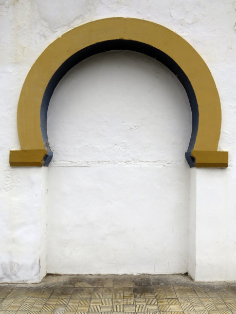 白色墙壁上的金色Mudejar拱门。斗牛场建筑的细节。背景和模式。图片下载