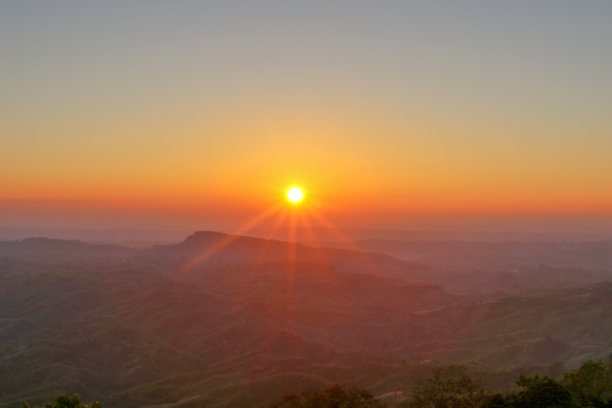 萨耶克山谷的日落图片下载