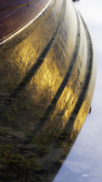 船在海洋中的倒影图片下载