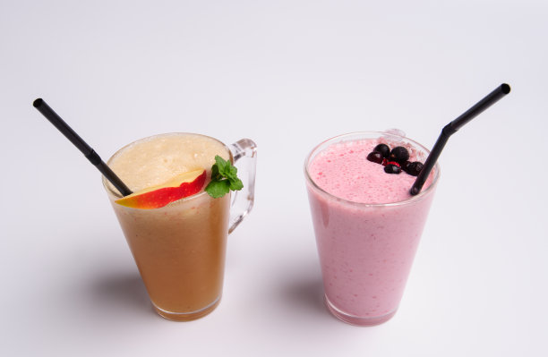 一杯孤立在白色背景上的粉色草莓奶昔或鸡尾酒。图片下载