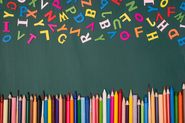 学习英语语言概念。上面的上方俯瞰照片的彩色字母和铅笔在底部孤立的greenboard图片下载