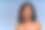 特写快乐的女人大声与叉子与一个红色的西红柿刺在她的脸。饮食概念图片下载