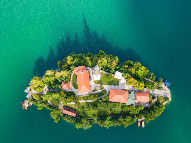 在布莱德湖中央的岛上有一座古老的教堂图片下载