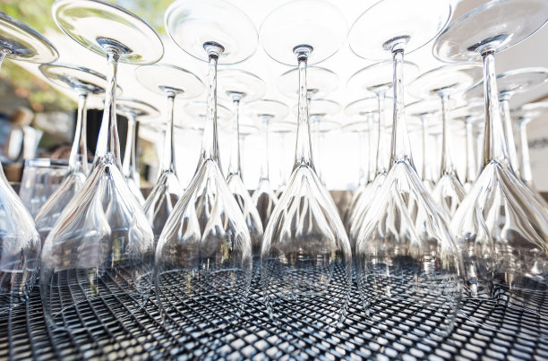 杯子放在托盘上图片下载