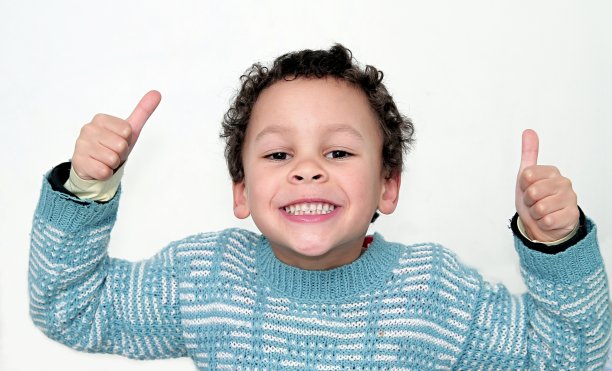 男孩展示拇指的手势库存照片图片下载