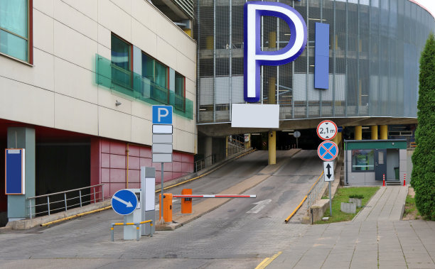 现代化的多层次城市停车场图片下载