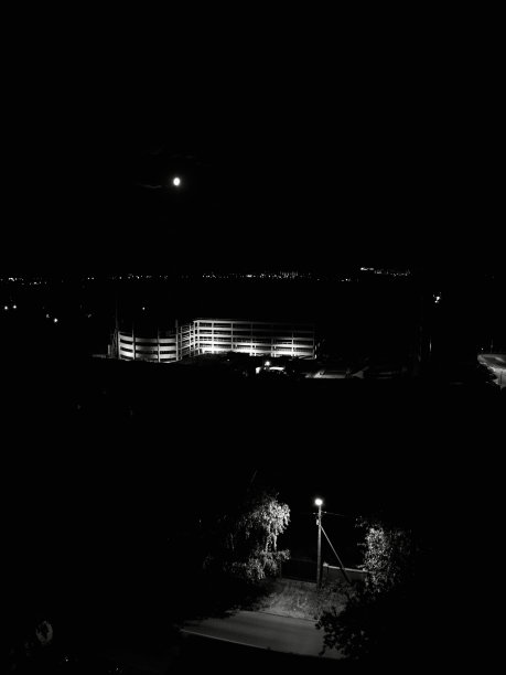 夜晚的城市。月球。路灯。建设。图片下载