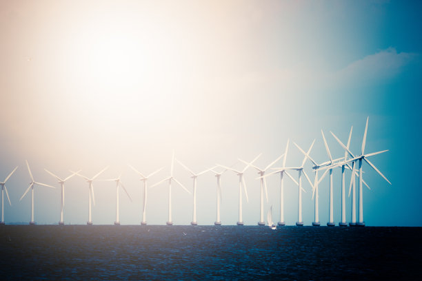 海洋中的风力涡轮机图片下载