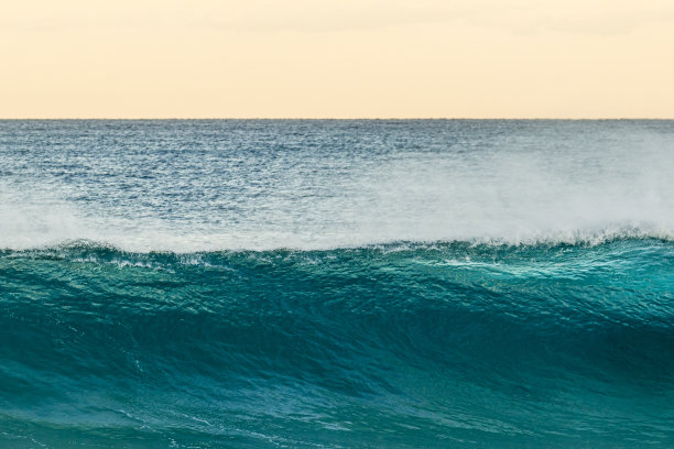 一张模糊的运动照片，一个巨大的波浪在海滩图片下载
