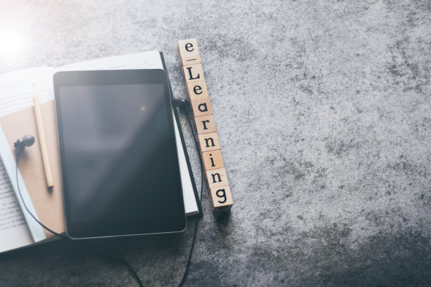 平板，课本和铅笔与木方字母的电子学习。教育或商业概念的在线培训课程，远程学习和学习，以及互联网知识库图片下载
