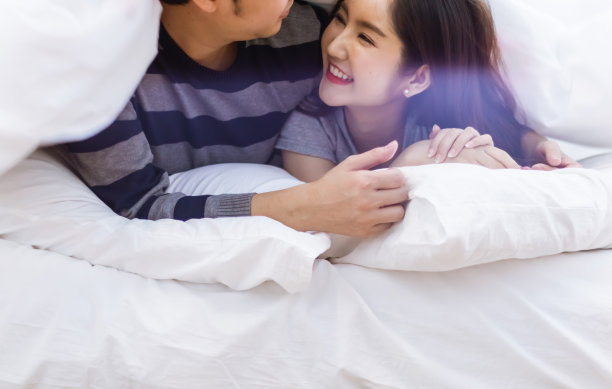 迷人的年轻亚洲微笑男女幸福的拥抱和牵手在浪漫的时刻。温暖的婚姻和爱人的纽带和关系。夫妻相爱的照片概念图片下载