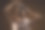 亚洲妇女抓她的头，孤立地站在米色背景。图片下载