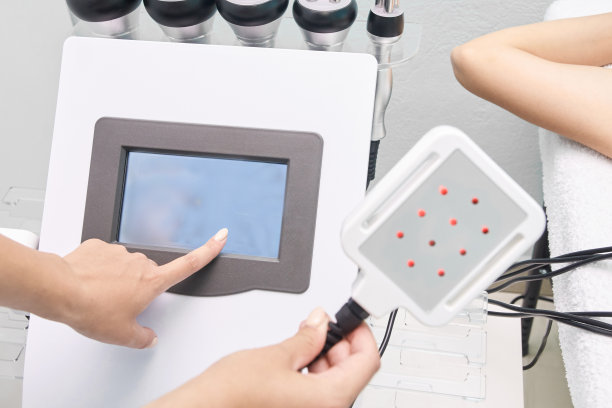 激光设备脂肪。整容减脂治疗。在医药沙龙的女人。反脂肪团过程图片下载