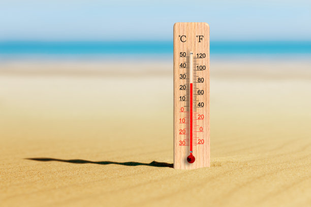 夏天热。海滩上的温度计显示摄氏26度。夏季旅游和假期图片下载