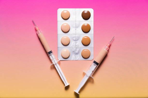 遮瑕膏和液体粉底护肤理念图片下载