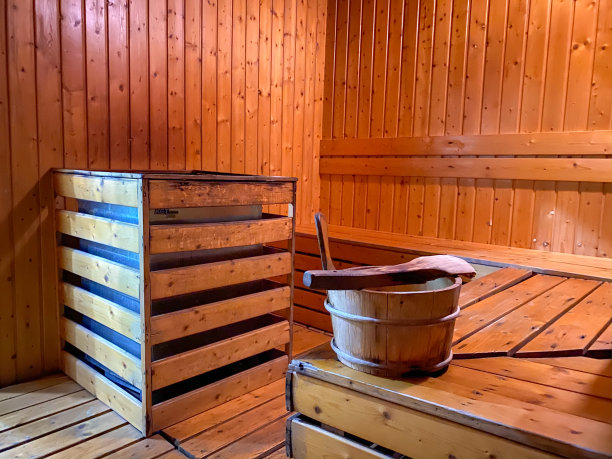 桑拿室内舒适的木质澡堂室内水疗图片下载