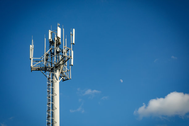 具有4G、5G发射器的通信塔素材图片