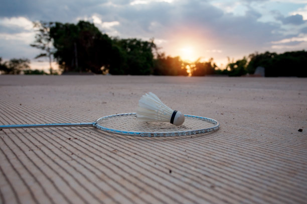 夕阳下的羽毛球特写镜头图片下载