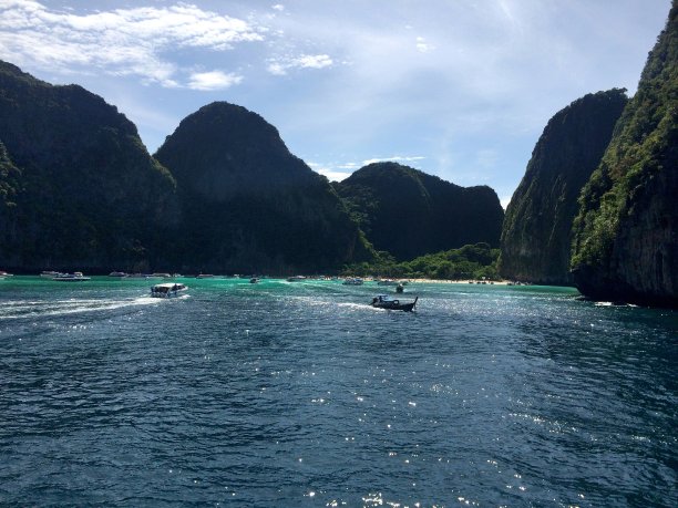 沿着泰国南部的岩石和岛屿巡游图片下载