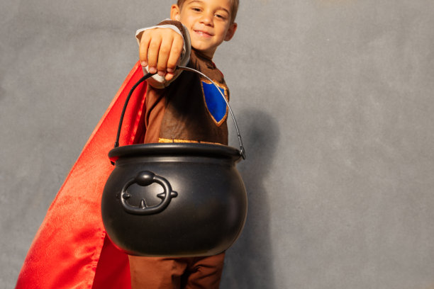 万圣节桶近的照片在小男孩的手里图片下载