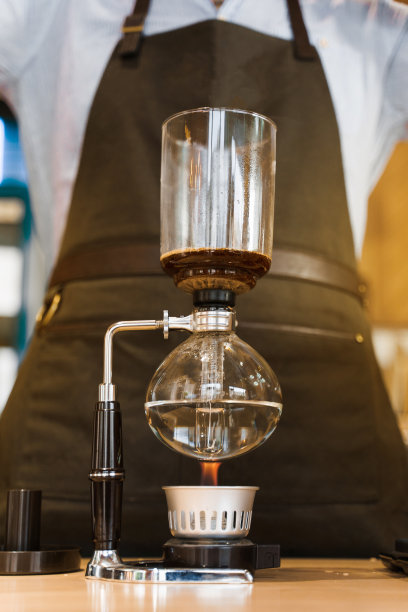 用虹吸装置冲泡咖啡。近虹吸用火加热。在火上酝酿照片。另一种咖啡制作方法。垂直照片的广告在社交网络图片下载