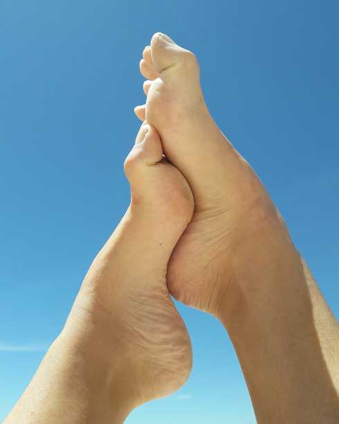 蓝天下弯弯的脚图片下载